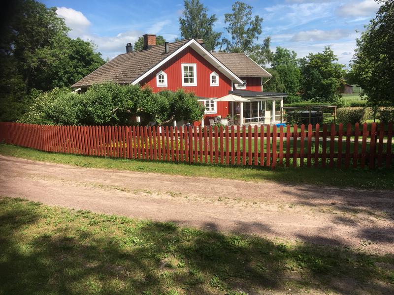 Staket med hus bakom